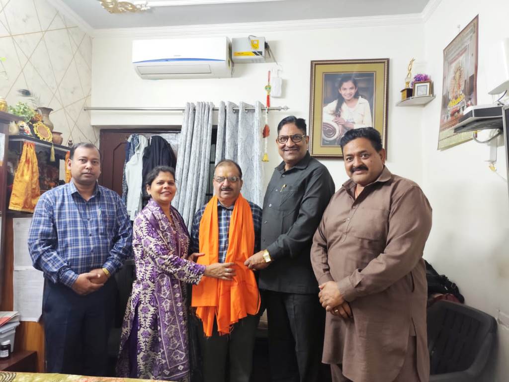 क्राफेड में जिम्मेदारी मिलने पर पार्षद गीता चौहान ने सुभाष धीमान को सम्मानित किया